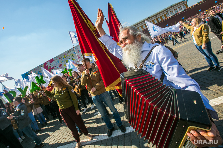 Первомайская демонстрация на Красной площади. Москва, гармонист, 1 мая, праздник труда, первомай