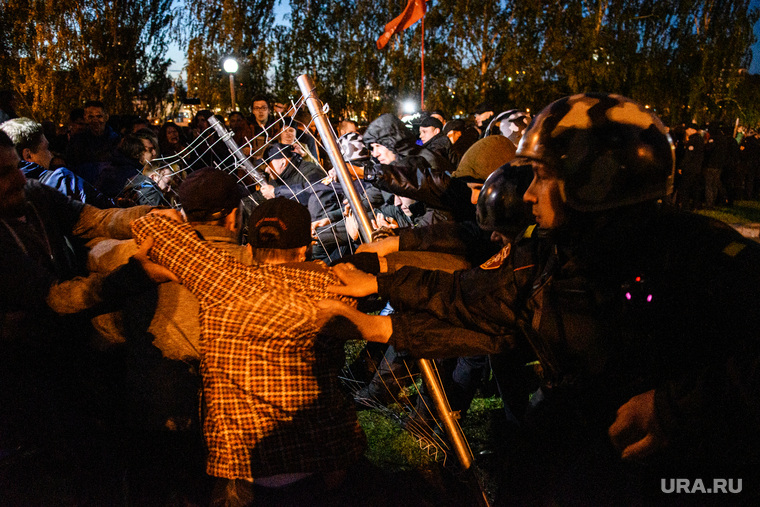 Второй день протестов против строительства храма Св. Екатерины в сквере около драмтеатра. Екатеринбург, беспорядки, задержание, избиение
