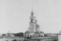 На площади 1905 года стоял собор, который разрушили коммунисты, Богоявленский. Вот как он выглядел в начале XX века