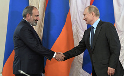 Свое выступление премьер Армении Никол Пашинян (слева) начал с подсчета многочисленных за последний год встреч с Владимиром Путиным (справа)