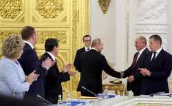 Президент поздравил Геннадия Зюганова с 75-летием, а Жириновский предложил «проконтролировать» юбилей коммуниста