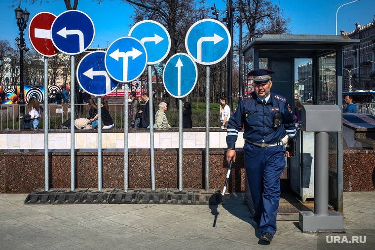 Дорожные знаки на Пушкинской площади. Москва, дорожные знаки, распутье, гибдд, гаи