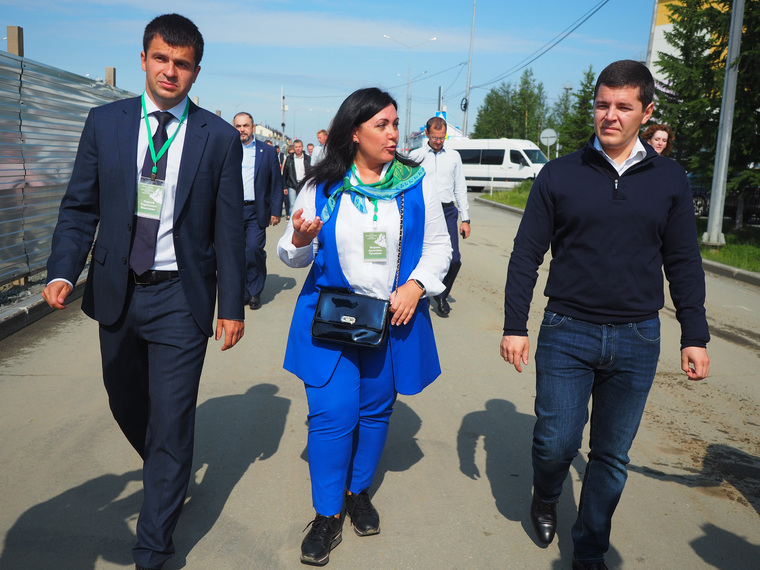 Во время объезда соцобъектов в Лабытнанги мэр Марина Трескова (в центре) почти не отходила от губернатора округа Дмитрия Артюхова