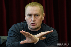 Шестой день протестов против строительства храма Св. Екатерины в сквере около драмтеатра - встреча Александра Высокинского с инициативной группой. Екатеринбург