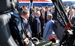 Осмотр выставки «МАКС-2019» президенты Путин и Эрдоган начали с вертолетов