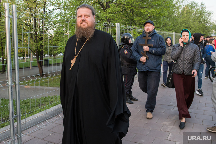 Второй день протестов против строительства храма Св. Екатерины в сквере около драмтеатра. Екатеринбург