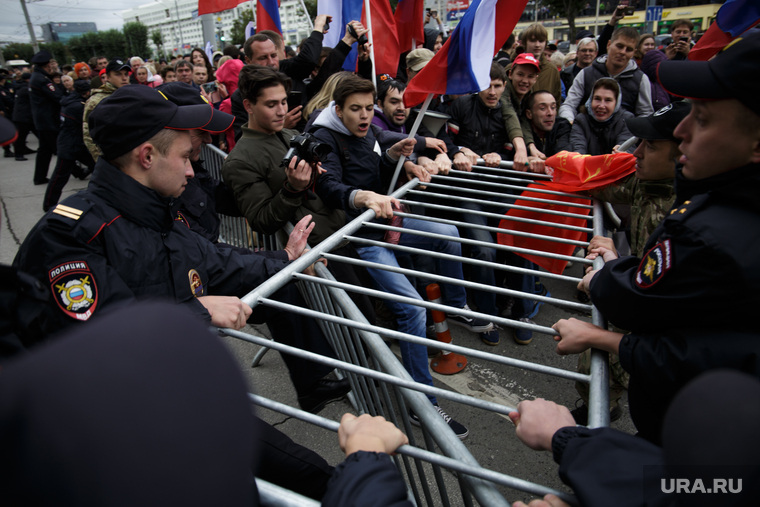 Несанкционированная акция против изменения пенсионного законодательства в Перми, ограждение, сопротивление, ограждение, митинг, протест
