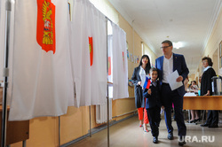 Алексей Текслер на участке для голосования на Едином дне голосования 2019. Челябинск
