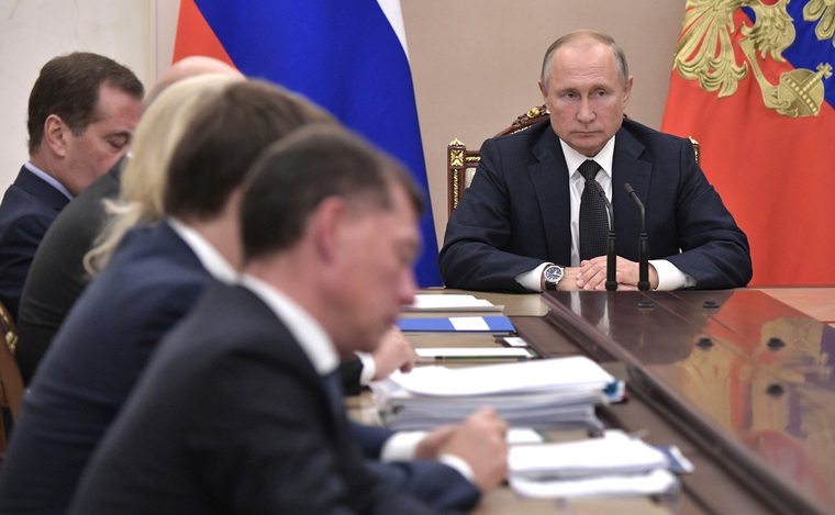Владимир Путин поручил разобраться с зарплатами врачей без «фокусов»
