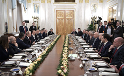 Виктор Шкулев на встрече в Кремле в левом ряду, слева от Владимира Путина