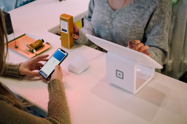 Клипарт unsplash. Square. Екатеринбург, телефон, касса, терминал, покупка, бесконтактные платежи, эпл пэй, apple pay, google pay, гугл пэй, самсунг пэй, nfc, samsung pay, эквайринг