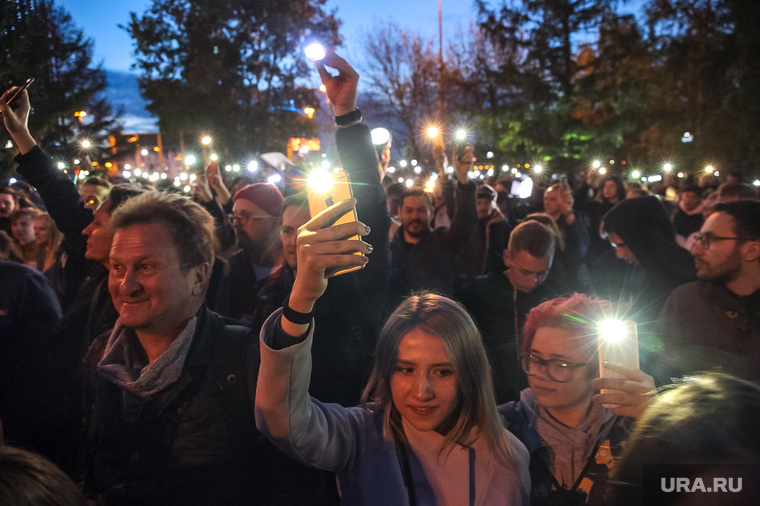 Протесты против строительства храма Св. Екатерины в сквере у театра драмы. Екатеринбург, толпа, сквер на драме, фонарики, свет