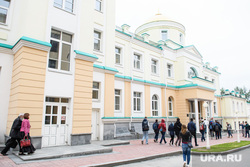 Второй день протестов против строительства храма Св. Екатерины в сквере около драмтеатра - участники встречи-обсуждения ситуации по скверу на Драме. Екатеринбург