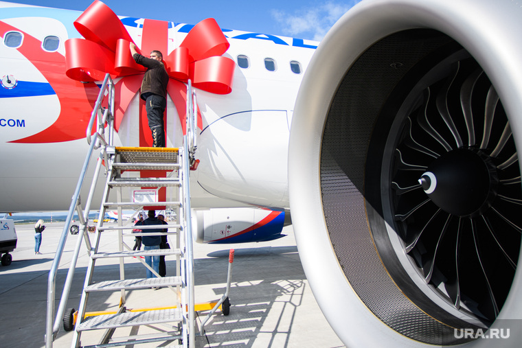 Презентация самолёта "Airbus A320neo". Екатеринбург, двигатель самолета, бантик, подарок, новый самолет