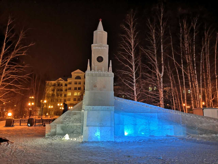 Вход в ледовый городок Ханты-Мансийска бесплатный. Платных горок также нет