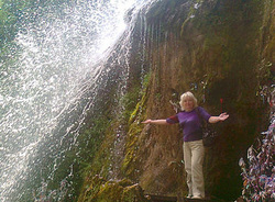 Гуля Гайфиева возле Жиголанского водопада — уникальное место у подножия горы Вогульский камень (вершина хребта Кваркуш)