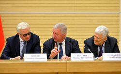 Предложение Михаила Шмакова (в центре) о внесении в Конституцию индексации зарплат президент поддержал
