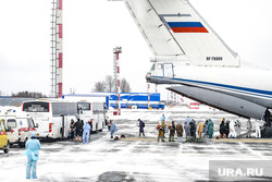 Высадка пассажиров из самолета Ил-76 военно-космических сил России прилетевшего из Китая. Тюмень
