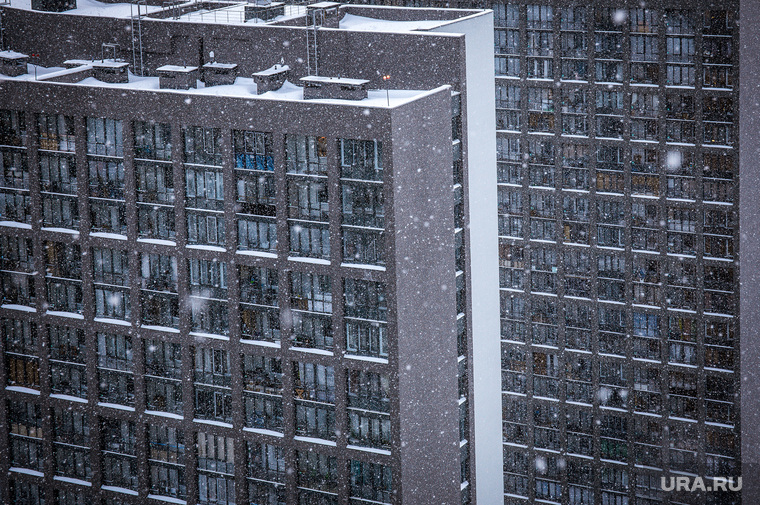 Виды города. Екатеринбург, многоэтажный дом, здание, недвижимость, снегопад