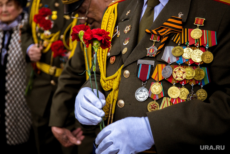 Акция "Бессмертный полк" в Екатеринбурге, гвоздики, ветеран, медали, бессмертный полк, день победы, ордена и награды