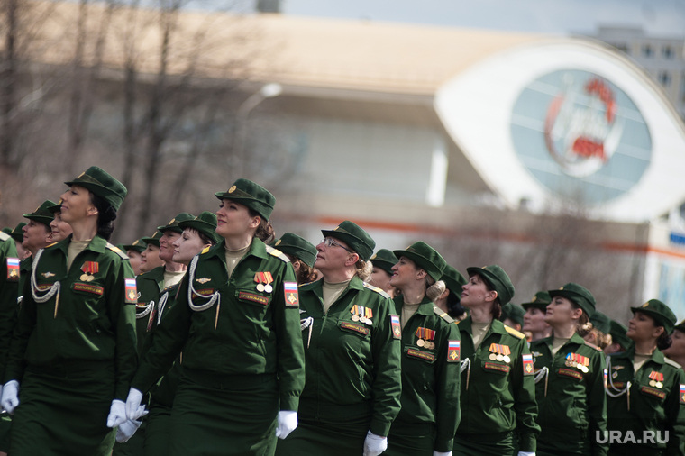 Военный парад, посвященный 73-й годовщине победы в Великой Отечественной войне. Свердловская область, Верхняя Пышма, марш, парад победы, 9 мая, женщина в форме, строй, военный парад