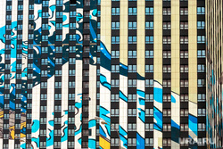 Граффити по мотивам гравюры Хацусико Хокусая "Большая волна в Канагаве" на жилом комплексе "Эталон-Сити" в Южном Бутове. Москва