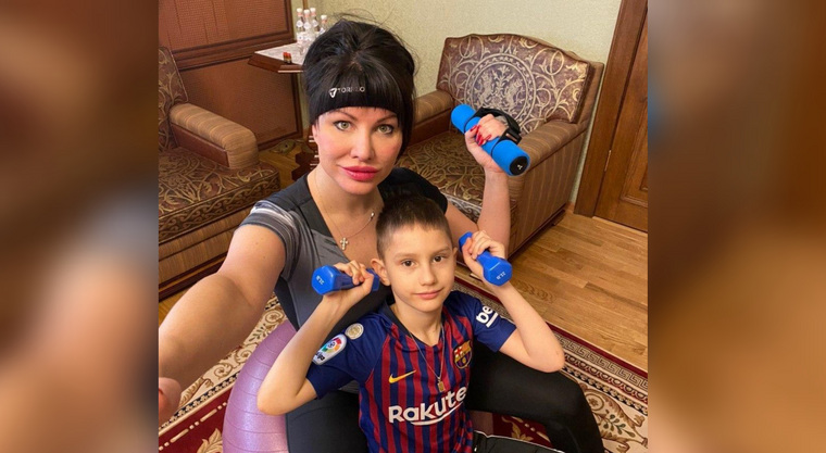 Ирина Текслер с сыном Михаилом во время самоизоляции начинают день с зарядки