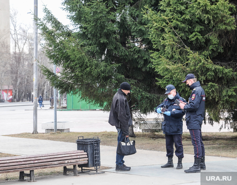 Пустые улицы. Патруль. Тюмень, патруль, полицейский в маске