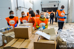 Волонтеры собирают продовольственные пакеты пенсионерам. Челябинск 