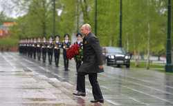 Президент возложил цветы к могиле Неизвестного солдата