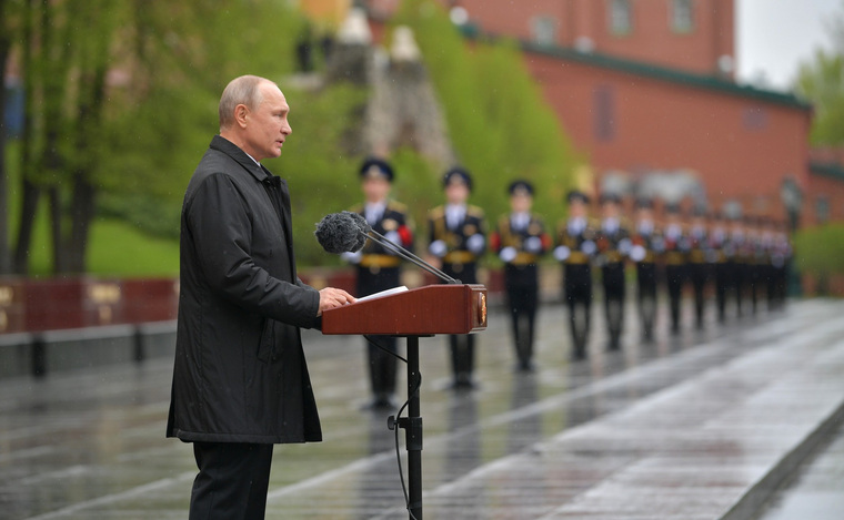 Владимир Путин обратился к народу с трибуны у кремлевской стены
