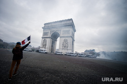 Акция протеста против повышения налога на бензин и дизельное топливо на Елисейских полях. Франция, Париж