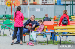 Дворовая площадка с жителями, которые не соблюдают режим самоизоляции. Челябинск