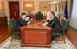 Дмитрий Артюхов отпустил большинство подчиненных работать из дома. Сам продолжает трудиться в своем кабинете