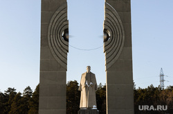 Памятник Игорю Курчатову, на проспекте Ленина. Челябинск