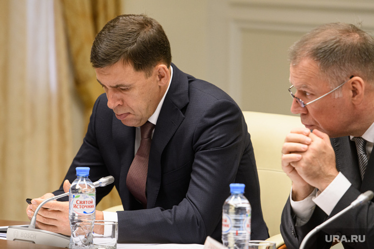 Совещание по ЖКХ в полпредстве по УрФО. Екатеринбург, куйвашев евгений, смотрит в телефон