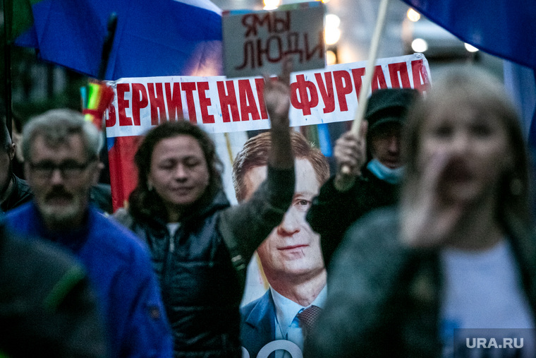 Несанкционированная акция в поддержку Сергея Фургала. Хабаровск, плакаты, протестующие, шествие, несанкционированная акция, фургал сергей портрет