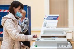 Подсчёт бюллетеней голосования по поправкам к Конституции на избирательном участке №1242. Екатеринбург