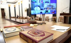 На столе у президента лежали четыре священных книги: Библия, Коран, Тора и Ганчжур