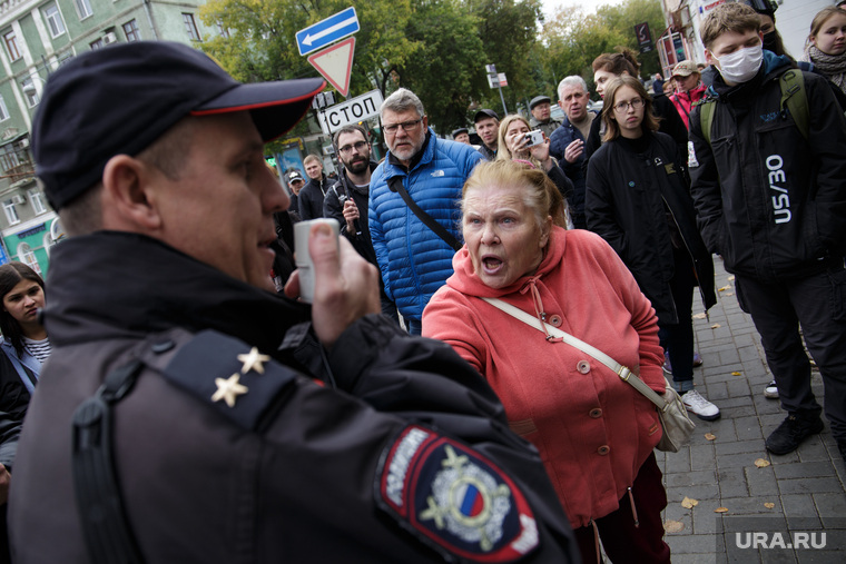 Несанкционированная акция против изменения пенсионного законодательства в Перми, пенсионерка, крик, бабушка, митинг, пенсионная реформа