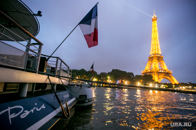 Виды Парижа. Париж, эйфелева башня, париж, сена, баржа, флаг франции, франция, иллюминация, французский флаг