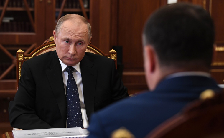 Своими встречами Владимир Путин дает сигналы о поддержке губернаторов