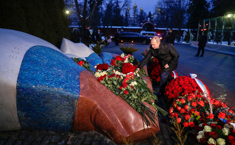 Владимир Путин приехал на могилу Бориса Ельцина уже вечером