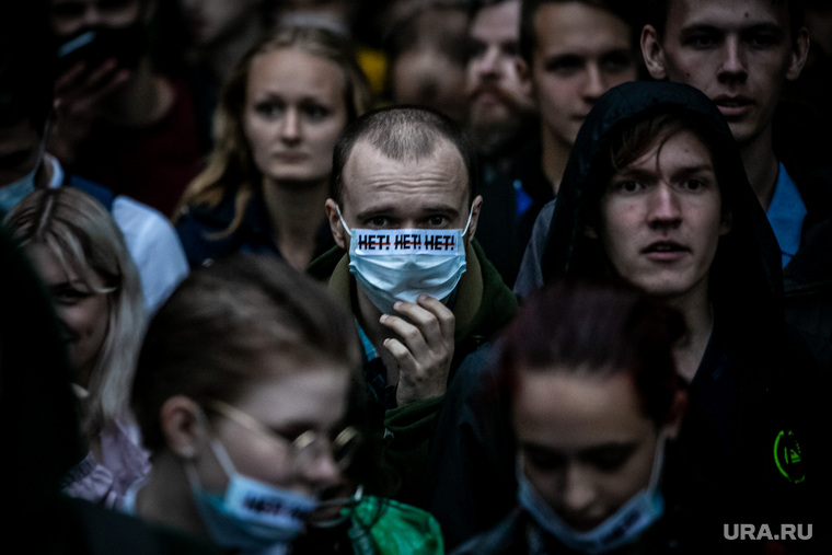 Несанкционированная акция против принятия поправок к Конституции РФ на Пушкинской площади в Москве. Москва. ЛГБТ, медицинская маска, митинг, протест, студенты, дождь, молодежь