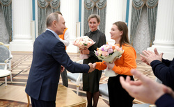 В конце встречи Владимир Путин лично вручил букеты девушкам