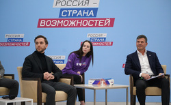 Алексей Комиссаров (справа) отчитался об итогах работы платформы