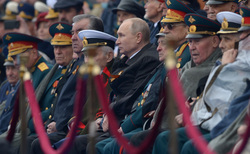 Владимир Путин следил за парадом в окружении ветеранов