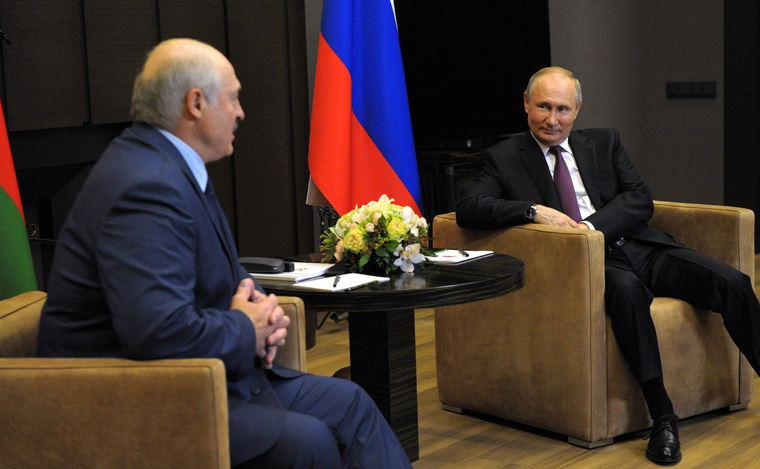Владимир Путин (справа) решил придерживаться старой логики в переговорах с Александром Лукашенко