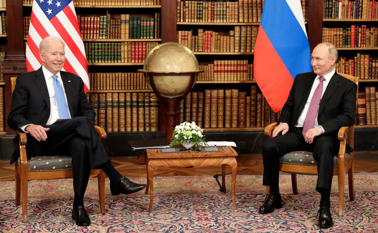 Первая встреча Владимира Путина и Джо Байдена (слева) прошла на нейтральной территории — в Швейцарии