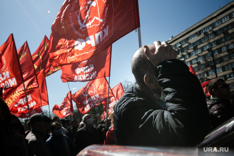 Митинг-встреча с депутатом от КПРФ Валерием Рашкиным. Москва, красный флаг, флаг, кпрф, митинг, ккоммунисты